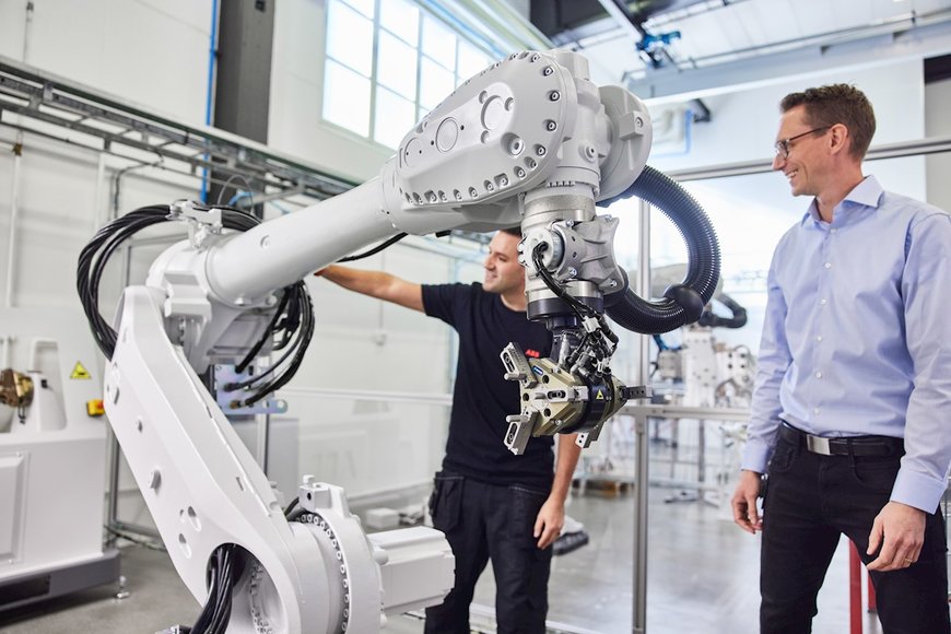 Nya stora ABB-robotar ökar hastigheten och flexibiliteten för materialhantering vid batteriproduktion till elfordon
